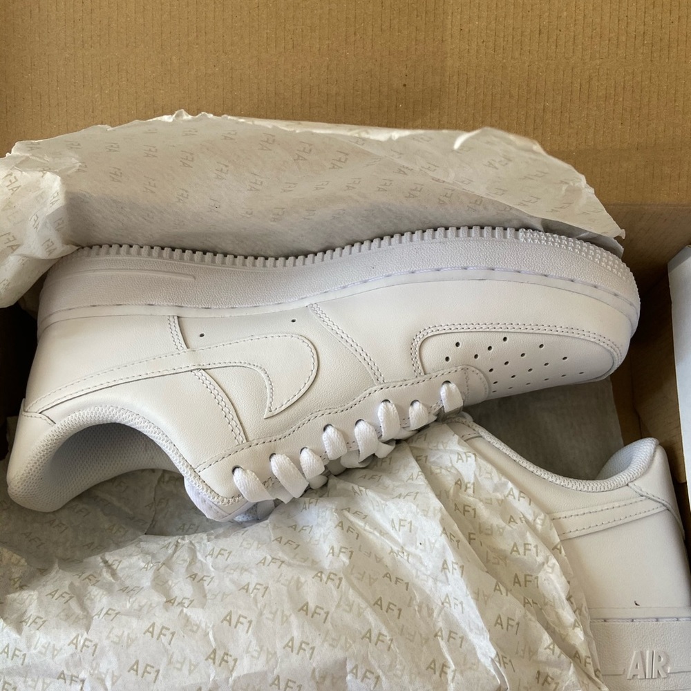 men’s 8.5 all white air force ones never worn